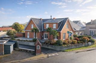 Langs de Stationsstraat 51 in Burst (Erpe-Mere) vindt u deze uitzonderlijk ruime eigendom met een volledig uitgeruste, rendabele frituur en tal...