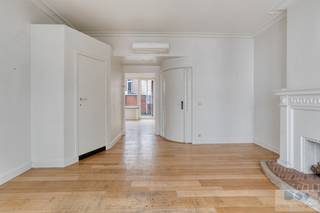 Authentiek 1 slaapkamer appartement met buitenruimte op unieke toplocatie te centrum Lier.Dit karaktervol en zeer lichtrijk appartement is gelegen...