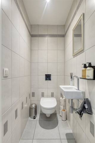 <hr /><p>Bent u op zoek naar een <i><strong>instapklare, landelijke gezinswoning </strong></i>met een warme, moderne afwerking en het gebruik van hoogwaardige kwaliteitsmaterialen? Dan is deze stijlvol ingerichte bel-étagewoning absoluut een unieke kans.</p><p>De woning, gelegen te <i><strong> </strong>Waasmunster Ruiter</i> combineert een <i><strong>luxueuze uitstraling</strong></i> met <i><strong>energiezuinig wonen</strong></i> dankzij 9 zonnepanelen en een gunstig A-peil van 82.</p><p>Op het <i><strong><u>gelijkvloers</u></strong></i> verwelkomt een ruime inkomhal met vestiaire u in de woning. De dubbele garage met sectionale poort biedt plaats aan twee wagens en extra ruimte voor fietsen of stockage. Daarnaast is er een aparte bureau- of praktijkruimte, ideaal voor wie van thuis uit werkt. Een gastentoilet met lavabo en aansluitingen voor wasmachine en droogkast vervolledigen deze verdieping. Achteraan geniet u van een ruim overdekt terras en een onderhoudsvriendelijke tuin met tuinhuis.</p><p>De <i><strong><u>eerste verdieping</u></strong></i> omvat een nachthal met apart toilet. De bijzonder lichtrijke leefruimte bestaat uit een royale woonkamer met gashaard en een luxueuze open keuken die perfect in harmonie aansluit bij het geheel. Vanuit de leefruimte bereikt u een gezellig terras met vernieuwde trap naar de tuin.</p><p>Op de <i><strong><u>tweede verdieping</u></strong></i> bevinden zich twee volwaardige slaapkamers, waaronder een ruime <i><strong>master-bedroom met dressing</strong></i>. De moderne <i><strong>designbadkamer</strong></i> is uitgerust met een ligbad, douche en een extra toilet.</p><p>De <i><strong><u>derde verdieping</u></strong></i> biedt een derde slaapkamer en een zeer ruime zolderberging, wat zorgt voor optimaal en praktische voorziening van elke ruimte.</p><p>Verder beschikt de woning over een <i><u>alarm- en camerasysteem</u></i>, <i><u>conforme elektrische keuring</u></i>, is ze <i><u>asbestvrij</u></i> en voorzien van <i><u>airconditioning</u></i> in de master-bedroom. Extra's zijn ook een regenwaterput en waterontkalker.  <i><u>Netwerk-technisch </u></i>zijn er de aansluitingen voor zowel Telenet als Proximus  voorzien.</p><p>Deze woning biedt volwaardige, optimaal ingedeelde ruimtes en is een buitenkans voor wie op zoek is naar een <i><strong>kwalitatieve, landelijke en volledig instapklare thuis</strong></i>.</p><p>Vraagprijs van <i><strong>deze buitenkans</strong></i> 495.000€</p><p>Bezoekmoment voorzien op <i><strong>woensdag 18 maart </strong></i>tussen <i><strong>18u-19u30 </strong></i>enkel op afspraak.</p><p>Interesse voor deze parel , plan dan uw vrijblijvend bezoek vandaag nog.</p><p><i><strong> Uw persoonlijk bezoekmomen</strong></i><strong>t</strong> via T. <u>078/48.20.00</u><strong> | </strong><u>info@rented.be</u><strong> | </strong><u>0475/64.88.70</u>.</p>