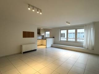 Dit appartement bevindt zich op een absolute topligging: vlak bij Leuven, de Abdij van Park, het Researchpark Haasrode, scholen, winkels en met een vlotte verbinding naar de E40.<br />Het appartement ligt op de eerste verdieping van een netjes onderhouden gebouw en bestaat uit een lichtrijke woon- en eetkamer met open keuken, een praktische berging met aansluiting voor wasmachine, een nachthal, een apart toilet, een badkamer en twee slaapkamers, waarvan één directe toegang biedt tot het ruime en zeer private terras aan de achterzijde van het gebouw. Het terras vormt een grote troef dankzij de rustige ligging en de privacy.<br />Daarnaast beschikt het appartement over een ondergrondse kelderberging en is er een gemeenschappelijke fietsenstalling aanwezig.<br />Een ideale woonplek voor wie comfortabel en rustig wil wonen op korte afstand van Leuven en alle voorzieningen.<br />Maandelijkse lasten: €100,00. Nutsvoorzieningen zijn privatief. Beschikbaar vanaf 01/12/2025. 