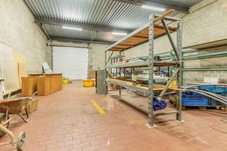 Commerciële bedrijfsunit van 200 m² te koop in Bedrijvencentrum Verlipark – Mol-Donk

Deze bedrijfsunit, gelegen in het Bedrijvencentrum Verlipark aan de Lichtstraat in Mol-Donk, biedt een praktische en veelzijdige oppervlakte van 200 m² met afmetingen van 10 meter breed, 20 meter diep en een vrije hoogte van 4,90 meter.

Het gebouw beschikt over een solide betonnen constructie, een metalen dakafwerking en energiezuinige LED-verlichting, wat zorgt voor een duurzame en aangename werkomgeving.

De unit is toegankelijk via een hoge elektrische sectionaalpoort aan de voorzijde, aangevuld met een afzonderlijke inkomdeur. Hierdoor is een vlotte toegang voor voertuigen, goederen en personeel gegarandeerd. De open ruimte leent zich uitstekend voor opslag, productie of andere bedrijfsmatige activiteiten.

Verder zijn de basisvoorzieningen aanwezig, waaronder een toilet en douche, die nog verder afgewerkt kunnen worden volgens de wensen van de toekomstige eigenaar.

Dankzij de functionele indeling en robuuste uitvoering is dit pand uitermate geschikt als werkplaats, magazijn, opslagruimte of bedrijfsruimte. Een interessante opportuniteit voor ondernemers en investeerders die op zoek zijn naar een flexibele en toekomstgerichte bedrijfsunit op een strategische locatie in Mol.