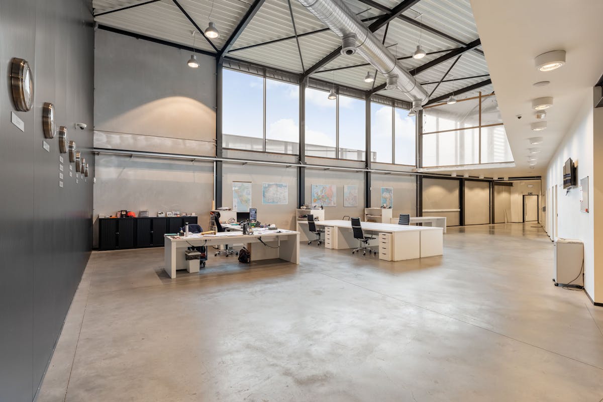 Modern bedrijfsgebouw met zonnepanelen & topconnectiviteit in Genk - foto 3