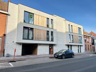 Volledig afgewerkt en instapklaar appartement met ruim terras en privatief tuintje.Oplevering bij akte.Indeling: er is een inkomhal die toegang geeft...