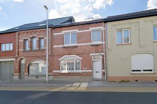 Te koop in de Elststraat 106 te Zele: een aangename woning met drie slaapkamers, gelegen op wandelafstand van het centrum van Zele. In de directe omgeving bevinden zich onder andere bakkers, slagers, horecazaken, warenhuizen en andere dagelijkse voorzieningen. Daarnaast geniet de woning van een vlotte verbinding met het op- en afrittencomplex van de E17. De woning omvat op het gelijkvloers een inkomhal, een woonkamer, een keuken, een badkamer en een afzonderlijk toilet. Op de eerste verdieping bevinden zich twee slaapkamers. De zolderverdieping is ingericht als derde slaapkamer. Achter de woning bevindt zich een aangename stadstuin. De woning beschikt over een EPC van 277 kWh/m² per jaar, goed voor een energielabel C. Er is geen renovatieverplichting van toepassing. Daarnaast is de woning asbestveilig en beschikt ze over een P- en G-score A. De woning is momenteel verhuurd en vormt dankzij de ligging, indeling en drie slaapkamers een interessante starterswoning of investering. Wg, Vg, Gmo, Gvv, Gvkr
