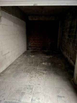 Afsluitbare garage te huur in kelderverdieping van een appartementsgebouw. Onmiddellijk beschikbaar. 75 €/maand.