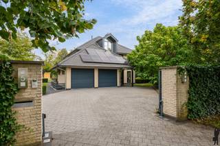 Eigentijdse villa op ca. 1.246 m² in een fijne woonwijk gelegen te Brasschaat!Gelegen in de geliefde Bloemaard, een rustige en bijzonder aangename...