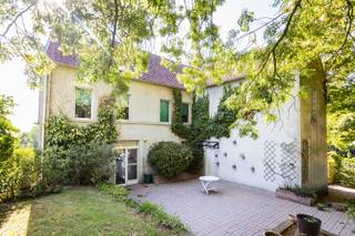 <strong>Karaktervolle renovatiewoning op 1.729 m² met panoramisch uitzicht nabij het Kluisbos<br />Maak nu online je afspraak voor het bezoekmoment! <br />https://immoboss.be/nl/aanbod/4473107/huis-te-koop-in-7750-mont-de-l'enclus</strong><br />Bent u op zoek naar een unieke eigendom met bijzonder veel ruimte en potentieel? Deze karaktervolle woning ligt op een uitzonderlijke, groene locatie op de Kluis, vlak bij het Kluisbos en de taalgrens. Hier geniet u van rust, privacy en een prachtig panoramisch uitzicht over de omliggende natuur.<br />De woning bevindt zich op slechts 5 minuten van het centrum van Ruien, 10 minuten van Avelgem en 15 minuten van Ronse. Een ideale ligging voor wie landelijk wil wonen zonder in te boeten aan bereikbaarheid.<br /><br /><strong>Indeling</strong><br /><em> Op het gelijkvloers </em>vindt u een ruime inkomhal, een afzonderlijk toilet en een lichtrijke leefruimte met rechtstreekse toegang tot het terras. De keuken geeft uit op een tweede terras, waardoor binnen en buiten mooi met elkaar verbonden zijn.<br /><em> De eerste verdieping</em> omvat een nachthal, een ruime slaapkamer met dressing, een doorloopkamer, twee bijkomende kamers en twee badkamers.<br /> <em>De grote zolderverdieping</em> biedt nog tal van mogelijkheden. Hier kunnen, afhankelijk van uw wensen en de nodige vergunningen, extra slaapkamers, een kantoorruimte, hobbykamer of polyvalente ruimte worden ingericht.<br />Daarnaast beschikt de woning over een dubbele garage en twee praktische kelders.<br /><br /><strong>Belangrijkste troeven</strong><br />Uitzonderlijke ligging op de Kluis, vlak bij het Kluisbos<br />Prachtig panoramisch uitzicht en volledig omgeven door groen<br />Zuidgerichte tuin<br />Mooi perceel van 1.729 m²<br />Ruime bewoonbare oppervlakte van 379 m²<br />Karaktervolle woning met authentieke uitstraling<br />Dubbele garage en twee kelders<br />Uitdagend renovatieproject met bijzonder veel potentieel<br />Interessant als ruime gezinswoning, tweede verblijf of mogelijk als vakantiewoning.<br />EPC-label D<br /><br />Interesse? Neem contact op met Jens via 0488 98 13 30 voor meer informatie of een bezichtiging.