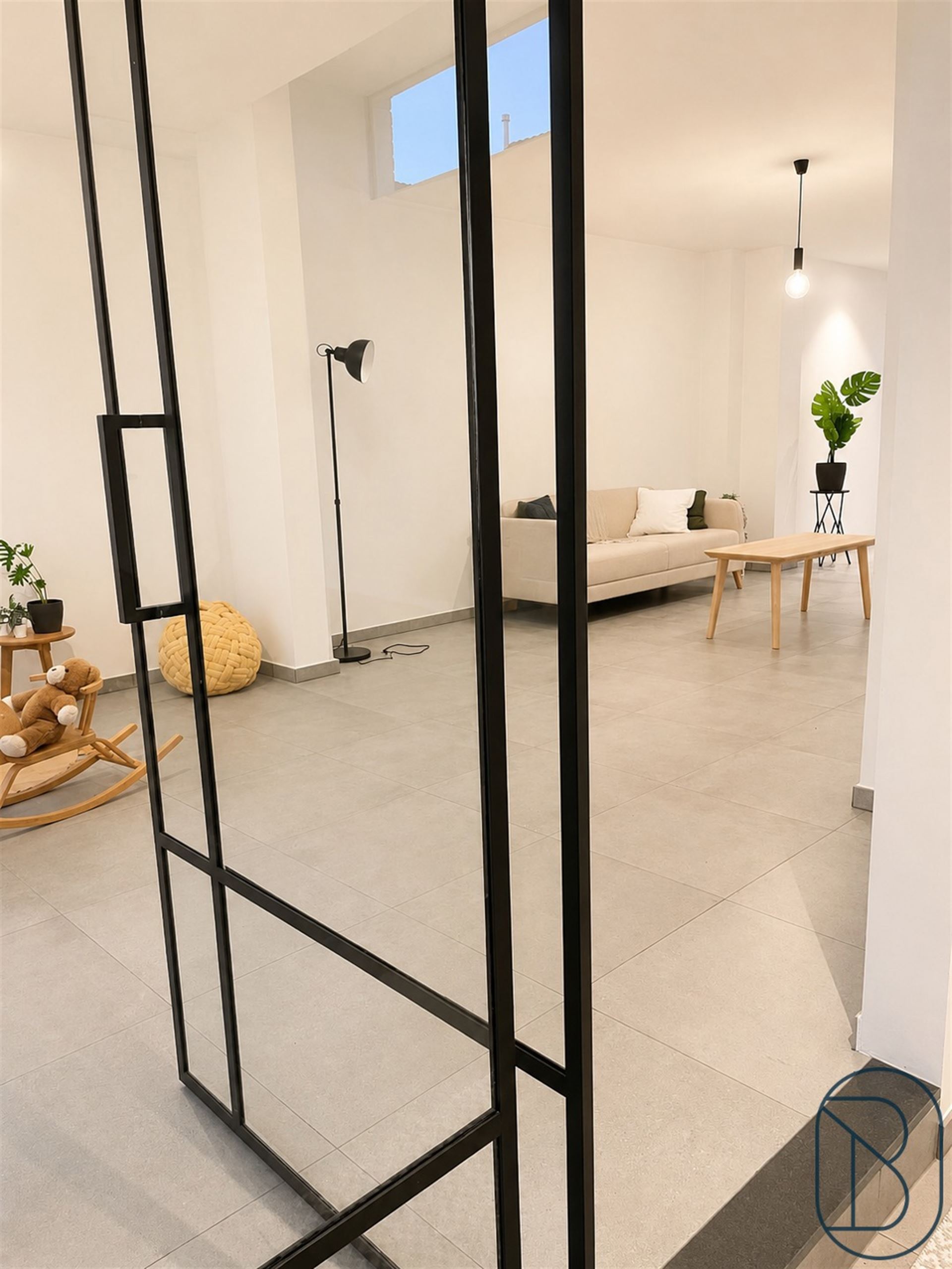 Volledig gerenoveerde woning met 3slpk, tuin en uitweg! - foto 2