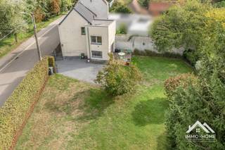 Deze mooie woning is een leuke combinatie van authentiek wonen en modern comfort. Ze bestaat op het gelijkvloers uit een ruime leefruimte met massief houten vloer, en een keuken van waaruit je een heel open zicht hebt op de mooie ruime tuin. De keuken is eerder compact, maar toch praktisch ingericht en voorzien van alle comfort. Er is ook een handige extra opbergruimte aanwezig. Op de eerste verdieping vinden we op de overloop alweer dezelfde authentieke elementen zoals de massieve vloer terug. Er is voorzien in twee ruime slaapkamers en een dressing(3de slaapkamer), en op het einde van de gang is de badkamer met grote inloopdouche ondergebracht. Naast de gezelligheid van de woning is het vooral de grote zuid-west-gerichte tuin die een grote troef vormt. Hij is volledig omheind en dus zeer kind/diervriendelijk. Dit is zonder meer een mooie woning voor wie op zoek is naar een combinatie groen/authentiek comfort.Bezoekdag op zaterdag 03/10 : Inschrijven via mail naar stefan@immo-home.be, geen telefonische inschrijvingen! Volg ons op Fb en Insta. Voor meer info: www.immo-home.be. GRATIS SCHATTING & GRATIS FINANCIEEL ADVIES