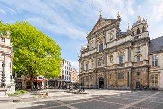 <p>Quares - Group TREVI presenteert :<br /><span>Stijlvolle stadswoning met zonnige tuin &amp; parkeermogelijkheid in exclusieve buurt van Antwerpen</span></p>
<p><span>Dit uniek en karakteristiek herenhuis, gelegen in een van de meest begeerde straten van Antwerpen, biedt een zeldzame combinatie van</span><span> </span><span>stijlvolle charme, ruimte en een uitzonderlijke ligging. Dit prachtige pand combineert wonen en werken op een </span><span>exclusieve en functionele manier</span><span>. Met een royaal woonoppervlak van 409m², een zonnige japanse tuin van 86 m², een groot terras aan de keuken en de mogelijkheid voor een praktijk of kantoor aan huis, is dit het ideale familiehuis!</span></p>
<p><span> </span></p>
<p><span>De </span><span>zuidgerichte oriëntatie</span><span> zorgt voor een overvloed aan natuurlijk licht. De </span><span>Japanse binnentuin met zwembad</span><span> biedt een </span><span>oase van rust</span><span> middenin de bruisende stad, terwijl het </span><span>zonnige terras op de eerste verdieping</span><span> een heerlijke buitenruimte vormt. Bovendien geniet je van een </span><span>centrale maar rustige ligging</span><span>, in een zeer gewilde weldra heraangelegde Lange Nieuwstraat, op wandelafstand van winkelstraten, gezellige restaurants, scholen en culturele hotspots.</span></p>
<p><span>Indeling van de woning</span></p>
<ul>
<li><span>Gelijkvloers</span><span>: Voorheen een designstudio, nu een veelzijdige ruimte die perfect kan dienen als </span><span>praktijk, kantoor, showroom, galerij of andere commerciële invulling</span><span>.</span></li>
<li><span>Eerste verdieping</span><span>: Sfeervolle </span><span>woonkamer met prachtige parketvloer</span><span> en een volledig uitgeruste keuken, met aanpalend een ruim en zonnig terras.</span></li>
<li><span>Tweede verdieping</span><span>: </span><span>Twee ruime slaapkamers</span><span>, met de optie voor een derde, een dressing en </span><span>twee badkamers</span><span>.</span></li>
<li><span>Zolderverdieping</span><span>: Ruime slaapkamer en een extra opslagkamer.</span></li>
<li><span>Kelder</span><span>: Volledig onderkelderd, ideaal voor opslag of uitbreiding van de werkruimte.</span></li>
</ul>
<p><span> </span></p>
<p><span> </span></p>
<p><span>Extra Troeven van dit pand</span></p>
<p><span>✔</span><span> Twee overdekte parkeerplaatsen beschikbaar (€50.000 per stuk), met optie voor laadpalen.<br /></span><span>✔</span><span> Zuidgericht dak, perfect voor de plaatsing van meer dan 30 zonnepanelen.<br /></span><span>✔</span><span> Uitstekende commerciële ligging: zichtbaar, centraal én rustig.<br /></span><span>✔</span><span> Gelegen in de recent vernieuwde Lange Nieuwstraat, een aantrekkelijke en moderne stadsomgeving.</span></p>