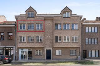[[ DIT PAND NEEMT DEEL AAN DE ERA OPEN HUIZEN DAG OP 19/9 VAN 11:00 TOT 12:00 ]]
<p>Te koop: verzorgd appartement in de Schoolstraat, vlakbij het centrum van Temse.</p>

<p>Dit appartement, gebouwd in 1997, ligt op een toplocatie op wandelafstand van winkels, scholen en openbaar vervoer. Dankzij de centrale ligging geniet u van een vlotte bereikbaarheid naar invalswegen en het treinstation. De indeling is praktisch en biedt twee ruime slaapkamers, ideaal voor koppels, kleine gezinnen of wie extra ruimte zoekt.</p>

<p>Belangrijkste ruimtes:<br />• Ruime living (29 m²) met veel lichtinval<br />• Volledig ingebouwde keuken (10 m²)<br />• Slaapkamer (13 m²)<br />• Slaapkamer (10 m²)<br />• Badkamer (3 m²) met inloopdouche<br />• Berging (2 m²) met technische voorzieningen<br />• Hal (7 m²)<br />• Apart toilet (2 m²)</p>

<p>Troeven:<br />• Vlakbij het centrum van Temse<br />• 2 ruime slaapkamers<br />• Vlotte bereikbaarheid</p>

<p>Neem vandaag nog contact op met uw ERA-makelaar voor een bezoek.</p>

<p>JOUW DROOMAPPARTEMENT. ZO GEVONDEN!</p>