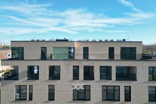 Deze penthouse heeft een bewoonbare oppervlakte van 147 m² en twee terrassen met een totaal van 60 m². Via de ruime inkomhal heeft u toegang tot een lichtrijke leef- eetruimte en de open keuken met aansluitend een handige berging. Verder vindt u er drie slaapkamers, een afzonderlijk toilet en twee badkamers waarvan de eerste is uitgerust met een inloopdouche en lavabo en de tweede met een ligbad en lavabo. Ondergronds is er een private parkeerplaats met een handige berging voorzien.  <br /><br />Wondelaer bestaat uit 11 hedendaagse appartementen verspreid over drie verdiepingen. Met keuze uit 1, 2 of 3 slaapkamers biedt het gebouw verschillende mogelijkheden voor uiteenlopende woonbehoeften. Bovendien beschikt elk appartement over een eigen terras waar u in alle rust kan genieten van de zon. Het gebouw heeft een grote ondergrondse verdieping met open parkeerplaatsen, ruime bergingen en een fietsenstalling, bereikbaar via de lift.<br /><br />De appartementen zijn uitgerust met energiezuinige technologieën, vrij van fossiele brandstoffen. De individuele warmtepomp, de balansventilatie en de privatieve PV-panelen zorgen voor lage energiekosten en dragen bij aan een groenere toekomst. <br /><br />Gelegen nabij de kern van Wondelgem vindt u er alle voorzieningen op wandel- en fietsafstand gaande van diverse scholen en winkels tot parken en culturele activiteiten. <br /><br />Verlaagd BTW-tarief van 6% mogelijk op de volledige constructiewaarde.  