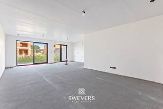 Voor meer info en foto’s, surf naar www.swevers.be – PROJECT MINERA - Aan de Koolmijnlaan 69 bus 0.2 in Houthalen vindt u dit instapklare nieuwbouwappartement met een bewoonbare oppervlakte van 92 m². Het project wordt opgeleverd in 2026/2027 en combineert een hedendaagse afwerking met een praktische indeling en een centrale ligging. De leefruimte van 17,20 m² biedt voldoende plaats voor een gezellige zithoek en sluit rechtstreeks aan op de ruime keuken en eetplaats van 27,3 m². Dankzij deze open indeling vormen koken, tafelen en ontspannen één aangenaam geheel. Het appartement beschikt over twee slaapkamers, een praktische badkamer en wasplaats. <br />Een belangrijke troef is het ruime terras van 19,35 m², waar u comfortabel een eet- en/of loungehoek kunt inrichten. Daarnaast beschikt het gebouw over een lift, zonnepanelen en warmtepompen. De kelder biedt parkeerplaatsen en extra bergingen die optioneel bij aan te kopen zijn. Ook de ligging is gunstig: winkels bevinden zich op ca. 500 meter en openbaar vervoer op slechts 180 meter. Scholen, restaurants en ontspanning liggen op ongeveer 2 km. De snelwegen zijn bereikbaar op ca. 1,5 km, waardoor u vlot verbinding heeft met de ruime omgeving.<br />Een comfortabel en toekomstgericht appartement met twee slaapkamers, ruim terras en alle dagelijkse voorzieningen vlakbij. Voor meer informatie, bel 011 255 155. <br />Prijs exclusief 21% BTW en exclusief andere belastingen en toeslagen: 249.000 euro<br />Prijs inclusief 21% BTW, exclusief andere belastingen en toeslagen: 292.470 euro