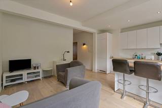 <p><strong>Stijlvol gelijkvloers appartement met één slaapkamer te Dilbeek !</strong> <br /><br />Dit aangename gelijkvloers appartement maakt deel uit van een kleinschalige, goed onderhouden mede-eigendom en geniet van een uitstekende, centrale ligging in het centrum van Dilbeek, op wandelafstand van winkels, openbaar vervoer en het park. <br />Dankzij de gunstige ligging en de praktische indeling vormt dit appartement zowel een ideale eigen woonst als een interessante investering.</p>
<p>Via de inkomhal betreedt u de lichtrijke en gezellige woonkamer. Aansluitend bevindt zich de volledig geïnstalleerde open keuken, uitgerust met onder andere een vaatwasser, koelkast en diepvries. Vanuit de keuken is het terras met praktische berging bereikbaar. <br />Het appartement beschikt over één ruime slaapkamer, een badkamer met inloopdouche en een afzonderlijk toilet. <br /><br />Daarnaast is er extra bergruimte voorzien op de zolder/mezzanine, wat zorgt voor bijkomend comfort.<br /><br />Bijkomend geniet u hier van een gunstig EPC-attest (label C), mede dankzij de recente collectieve gasketel, een conforme elektrische installatie en een asbestveilig attest. <br /><br />Kortom, een instapklaar en praktisch ingedeeld appartement met veel troeven, op een gegeerde en centrale locatie in Dilbeek.<br /><br /><strong>Interesse? </strong>Plan uw bezoek vandaag nog via onze website van Living Stone !</p>