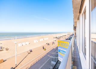 Te koop: gerenoveerd appartement met 2 volwaardige slaapkamers op de Zeedijk te Koksijde. Het appartement is gelegen op de derde verdieping...