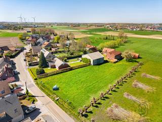 Deze bouwgrond is zeer goed gelegen, genietend van een prachtig open zicht. 
Geen bouwverplichting, voor de bouw van een villa. 

Mogelijkheid bijkopen aanpalende bouwgrond. 

Veel potentieel, op een mooie locatie! 

