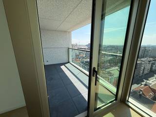 Quares - Group TREVI presenteert:<br />Welkom in de iconische Antwerp Tower. Dit stijlvolle 1-slaapkamerappartement op de 12e verdieping biedt een fenomenaal uitzicht over de stad en combineert comfortabel wonen met een centrale toplocatie in het hart van Antwerpen.<br /><br />Dankzij de grote raampartijen geniet u dagelijks van een indrukwekkend panorama en een overvloed aan natuurlijk licht. De doordachte indeling zorgt voor een aangename woonbeleving, met een lichtrijke leefruimte, een comfortabele slaapkamer en alle voorzieningen binnen handbereik.<br /><br />Het gebouw beschikt bovendien over een conciërgebalie, wat zorgt voor extra comfort, veiligheid en een professionele ontvangst van bewoners en bezoekers.<br /><br />Een ondergrondse parkeerplaats dient verplicht bijgehuurd te worden aan €150 per maand, zodat u steeds verzekerd bent van een vlotte parkeeroplossing in het stadscentrum.<br /><br />Maandelijkse vaste kosten: €150.<br /><br />Een unieke woonkans voor wie op zoek is naar een instapklaar appartement met één slaapkamer, een uitzonderlijk uitzicht en het bruisende stadsleven letterlijk aan zijn voeten.