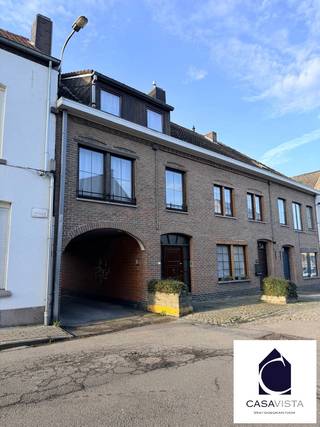 CENTRAAL GELEGEN BEL-ETAGE MET EIGEN GARAGEBOX. Deze charmante eengezinswoning is gunstig gelegen in het stadscentrum van Geraardsbergen, met alle voorzieningen binnen handbereik. Het treinstation is op loopafstand, wat ideaal is voor pendelaars. Aan de linkerzijde is er een gemeenschappelijke doorgang naar de garagebox die op zich ook grenst aan de woning en van binnenuit bereikbaar is te voet. Bij binnenkomst vindt u op het gelijkvloers een handige berging en een knusse koer, perfect voor ontspanning en opslag daarna toegang tot de garage. Op de eerste verdieping bevindt zich een woonkamer met veel natuurlijke lichtinval, de keuken is goed uitgerust en via hier heeft u toegang tot een leuk terras. Op de tweede verdieping vindt u twee comfortabele slaapkamers en een smaakvolle badkamer. De woning heeft een EPC-score van C, wat duidt op een vrij energiezuinige leefomgeving. Dit is een zeldzame kans om te wonen in het centrum van Geraardsbergen met alle comfort en gemakken die u nodig heeft. Vraag uw individueel begeleid bezoek met Vastgoedmakelaar Cedric &amp; Team via 054 41 25 00.