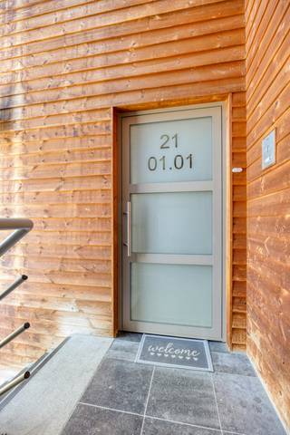 Met een indrukwekkende bewoonbare oppervlakte van 162 m² en + 20 m² aan terras, is dit appartement ontworpen voor wie houdt van comfort, licht en ruimte. Er zijn ramen voorzien aan zowel de voor als de achterkant van de woning, waardoor je optimaal geniet van de zon en van heel veel lichtinval.<br /><br />Bij het binnenkomen word je meteen verwelkomd door een ruime, lichtrijke leefruimte waar grote raampartijen zorgen voor een overvloed aan natuurlijk licht. De open en luchtige sfeer wordt versterkt door een zorgvuldige inrichting en een zeer verzorgde staat van onderhoud. Het appartement beschikt over drie volwaardige slaapkamers, elk met voldoende ruimte voor kasten en inrichting naar wens. Tussen de slaapkamers is een dressing voorzien, deze dressing is eenvoudig om te vormen naar een extra badkamer. De leidingen zijn hier reeds voorzien.<br /><br />De ruime badkamer is smaakvol ingericht en combineert comfort met functionaliteit. Zowel een ligbad als een douche zijn voorzien, wat ideaal is voor gezinnen of voor wie gewoon graag kiest tussen een snel verfrissende douche of een ontspannend bad. Daarnaast zijn er twee aparte toiletten op elk van de verdiepen, wat het dagelijks comfort aanzienlijk verhoogt.<br /><br />In het appartement is er ook een praktische berging aanwezig, perfect voor wasmachine, voorraad of andere spullen die je graag uit het zicht houdt. Voor wie extra bergruimte nodig heeft is er nog de ruime, geïsoleerde zolder van 50 m².<br /><br />Wat deze eigendom extra bijzonder maakt, is de hoge graad van afwerking. Alles is tot in de puntjes verzorgd, waardoor je het appartement zonder zorgen kan betrekken.<br /><br />Deze eigendom combineert het beste van twee werelden: een rustige, residentiële ligging in een levendige gemeente én een moderne, ruime woonst waar je meteen in thuis kan komen. Ideaal voor wie op zoek is naar een kwalitatieve, recente en ruime woonst in het centrum van Strombeek-Bever.<br /><br />Mogelijkheid tot het aankopen van een ondergrondse parkeerplaats <br />(niet verplicht - Neem contact op voor de prijs van de parking)<br /><br />Meer informatie? Contacteer olivia.laporte@dewaele.com<br /><br />Bestuursmaatregelen in het maatregelenregister: in aanvraag