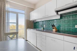Zéér ruim appartement op een steenworp van het Valaarpark<br /><br />GA NAAR WWW.DEBOERENPARTNERS.BE OM RECHTSTREEKS UW ONLINE AFSPRAAK IN TE PLANNEN<br /><br />Dit zeer ruime 3-slaapkamer appartement is gelegen aan het immer rustige Karel Mestdaghplein en op een steenworp van het Valaarpark.<br />In de nabijheid vinden we invalswegen en openbaar vervoer. Zowel de verbinding met Antwerpen als Brussel is hierdoor optimaal.<br />Het appartement bevindt zich op de 5e verdieping.<br /><br />Indeling: <br />- Inkomhal met gastentoilet <br />- Leefruimte met verbinding naar de keuken <br />- Badkamer met bad/douchecombinatie, lavabo en aansluiting voor wasmachine <br />- 3 ruime slaapkamers voorzien waarvan 2 verbinding hebben naar het achtergelegen terras<br /><br />Bijzonderheden:<br />- EPC: 320 kWh/m²/j<br />- Autostaanplaats bij te huren aan € 80,00 per maand<br />- Gemeenschappelijke kosten: € 200,00 per maand (incl. water en verwarming)<br />- Beschikbaar vanaf 01/07<br /><br />GA NAAR WWW.DEBOERENPARTNERS.BE OM RECHTSTREEKS UW ONLINE AFSPRAAK IN TE PLANNEN