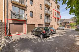 Dit lichtrijke hoekappartement is gelegen in een rustige woonwijk nabij het provinciedomein en kijkt uit over een groenpark. Nabij openbaar vervoer en op slechts 5min fietsen van het centrum van Leuven!<br /><br />Bestaande uit een inkomhal met een apart toilet en plaats voor vestiaire, een ruime leefruimte met aansluitend een terras, een recente keuken, een praktische wasplaats, 2 ruime slaapkamers waarvan de hoofdslaapkamer over een balkon beschikt en een badkamer.<br />Op het gelijkvloers is een ruime garagebox voorzien waar u voor de poort ook een wagen kan plaatsen.<br /><br />EPC 132kWh(B-label)! Elektriciteit conform!<br /><br />Indien u dit leuke appartement graag bezoekt dan kan u mij steeds bereiken via arnaut@immojanstas.be of 0495292080.<br /><br />Bijkomende info (EPC, bodemattest, elektriciteitsattest, enz...) kan U hier downloaden ↓