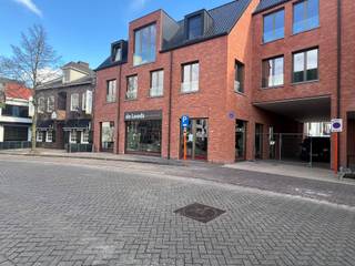 Winkelpand op A locatie.Gelegen: Molenstraat 9, Baarle-Hertog.Het betreft een (nieuwbouw) winkelruimte van circa 106 m².Pand is voorzien van:- hoge...