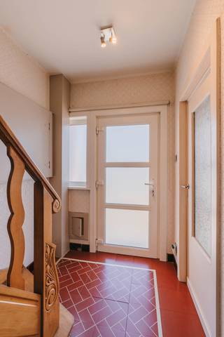 Voor meer info of om een bezoek in te plannen, neem contact op via 016199345 of via pieter.maes@homixx.be. <br /><br />Bent u op zoek naar een karaktervolle, ruime woning op een toplocatie in Aarschot? Dan is deze woning iets voor u! Enkele van de vele troeven: <br />- Mits installatie condensatieketel komt de woning op een EPC-label D en mits installatie van warmtepompen (lucht/lucht) komt de woning op een EPC-label C (zie simulatie-attesten);<br />- Vernieuwd, stevig geïsoleerd dak (2013);<br />- Driedubbele (PVC) beglazing (2010);<br />- Voorzien van rolluiken;<br />- Conforme elektriciteit;<br />- Gescheiden riolering;<br />- Gelegen op 5 minuten van het centrum van Aarschot, op wandelafstand van de dichtstbijzijnde supermarkt en vlakbij de invalswegen naar Leuven, Brussel, Heist-op-den-Berg en Westerlo;<br />- ...<br /><br />INDELING: <br />Gelijkvloers: Inkomhal, gezellige woonkamer met leef- en eetruimte en gaskachel, praktisch ingerichte keuken, ruime veranda, wasplaats, berging, apart toilet en kelder, die kan dienen als voorraadplaats. Buiten is er een mooie, onderhoudsvriendelijke, westelijk georiënteerde tuin, ideaal om hier in alle rust en privacy te genieten van de zon.<br />Verdieping 1: Badkamer met vernieuwde douche, toilet en lavabo, alsook twee ruime slaapkamers en een kamer die kan ingericht worden als berging, bureauruimte of extra badkamer.<br />Verdieping 2: Via de vaste trap bereikt u de zolderverdieping, die volledig afgewerkt werd in 2014 (vloer, muren + dakisolatie). Hier bevinden zich nog twee extra slaapkamers. Buiten is er nog een oprit voor 2 autostsaanplaatsen.<br /><br />De renovatieplicht is van toepassing.<br /><br />Kan u niet wachten om deze prachtige woning te bekijken? Plan dan snel uw bezoek in!