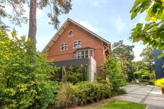 <p><span>Villa Ullens Exclusief wonen of werken in het hart van Schoten</span></p><p><span>In het bruisende centrum van Schoten bevindt zich </span><span>Villa Ullens</span><span>, een erfgoed geklasseerde parel uit 1923, ontworpen door de vermaarde bouwmeester </span><span>Jaak Alfons Van der Gucht</span><span>. Deze imposante cottagestijl-villa werd met zorg gerenoveerd en combineert historisch karakter met hedendaags comfort.</span></p><p><span>Met een bruikbare oppervlakte van </span><span>830 m²</span><span> biedt Villa Ullens eindeloze mogelijkheden: een prestigieuze privéwoning, representatief kantoor, praktijkruimte of zelfs een stijlvolle horecazaak. Het pand straalt klasse en authenticiteit uit en vormt een absolute eyecatcher in het straatbeeld.</span></p><p><span>Bijkomende troef is het </span><span>ruime duplex appartement</span><span> met 3 slaapkamers, 2 badkamers en een zonnig terras met uitzicht op het groene park een ideale combinatie van privacy en functionaliteit.</span></p><p><span>Uitgerust met alle modern comfort:</span><span> domotica voor verlichting, ventilatie op alle verdiepingen, professionele waterontharder en een brand- en inbraakmeldsysteem. EPC C.</span></p><p><span>Met </span><span>5 private parkeerplaatsen</span><span> en een ligging vlak bij winkels, scholen en openbaar vervoer, biedt Villa Ullens niet alleen grandeur maar ook optimale bereikbaarheid.</span></p><p><span>Een unieke kans om een stuk </span><span>architecturaal erfgoed</span><span> te bezitten én te benutten. Villa Ullens is meer dan een pand het is een statement.</span></p><p><span>Voor meer informatie of een bezoek: 03 646 66 55 | info@sinjoor.be</span></p>