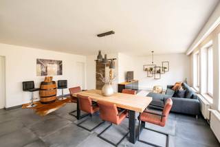 Gerenoveerd appartement (2017) op Linkeroever, gelegen op wandelafstand van winkels en supermarkten. Met zijn centrale ligging zijn alle in- en uitvalswegen, openbaar vervoer en de voetgangerstunnel naar de Stad Antwerpen vlakbij. <br />Het appartement met lift is gelegen op de derde en tevens hoogste verdieping van een kleinschalig gebouw. Dankzij de vele ramen en indeling geniet dit appartement van mooie en lichte ruimtes. Dit twee slaapkamer appartement (80m²) heeft als indeling: leefruimte op tegelvloer(47 m²) met volledige ingerichte open keuken (oven, kookplaat, afwasmachine, dampkap, ijskast en diepvries en spoelbak); 2 slaapkamers ( 17,5m² - 10,5m²)waarvan de grootste een ingebouwde dressing heeft; badkamer met inloopdouche, lavabomeubel en toilet. Afgewerkt met hoogwaardige kwaliteitsmaterialen.<br /><br />Als extra troeven is er airco aanwezig in het appartement, kelderberging en een EPC waarde: 209 kW/m².<br /><br />Vaste kosten: €200/maand (water, verwarming, syndicus, lift, ...).