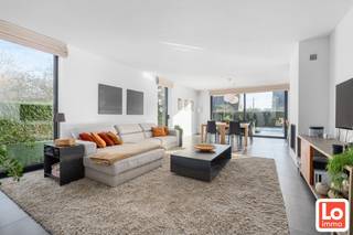 Op een mooie rustige ligging vinden we deze energiezuinige villa met 3 à 4 slaapkamers op een zuid-gericht perceel van 1170m².  Deze villa valt...