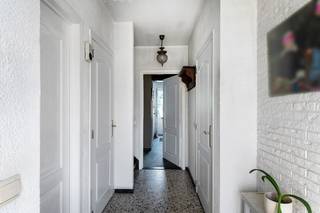 Deze instapklare woning is rustig gelegen aan de rand van het polderdorpje Berendrecht. Toch bereikt u vlot het dorpscentrum en bevindt de op- en afrit van de snelweg zich in de onmiddellijke omgeving. Dankzij verschillende energetische investeringen van de voorbije jaren beschikt de woning over een gunstig EPC-label B. Zo werd het dak in 2019 geïsoleerd en werden ook de spouwmuren in 2016 geïsoleerd. Daarnaast zijn er 10 zonnepanelen, een thuisbatterij en een laadpaal aanwezig, wat het energieverbruik verder helpt optimaliseren. U betreedt de woning binnen via een aparte inkomhal, vanwaar u meteen toegang heeft tot de gezellige woonkamer op mooie epoxyvloer. Een open haard geeft deze leefruimte een extra knusse uitstraling. Verder bestaat het gelijkvloers uit een recent vernieuwde, open keuken, een apart toilet, een bergruimte en een inpandige garage. Op de bovenverdieping bevinden zich 3 volwaardige slaapkamers, de badkamer met douche, wastafel en meubel en een apart toilet. Op de 2e verdieping is verder nog een geïsoleerde zolderruimte aanwezig. Uw wagen kan u parkeren in de inpandige garage met automatische poort. Ook op de oprit is er verder nog plek voor een extra wagen. Het perceel heeft een totale oppervlakte van 234m². De toffe tuin is oostgericht en beschikt over een verhard terras en een praktische tuinberging. Achteraan geeft een poortje toegang tot de achterliggende speelweide. 