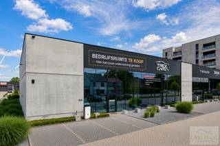 <strong>Ondernemen op een locatie die uw bedrijf mee doet groeien</strong>. Dat is exact wat dit hoogwaardige bedrijfsgebouw te bieden heeft. Gelegen op een <strong>uitstekend bereikbare toplocatie in Pelt</strong>, vlakbij Lommel en op slechts enkele minuten van de <strong>Nederlandse grens,</strong> combineert dit pand een professionele uitstraling met een uitzonderlijk functionele indeling. De ideale uitvalsbasis voor bedrijven die belang hechten aan bereikbaarheid, representativiteit en efficiëntie.<br /><br />Met een <strong>totale bruikbare oppervlakte van 567 m²</strong> biedt dit instapklare bedrijfsgebouw alles wat een moderne onderneming nodig heeft: een ruime showroom, stijlvolle kantoorruimtes, een praktisch magazijn en voldoende parkeergelegenheid voor klanten en medewerkers.<br /><br /><strong>Gelijkvloers – ca. 390 m²</strong><br /><br />Via de verzorgde inkom betreedt u een <strong>representatieve showroom van circa 84 m²</strong>. Dankzij de grote glaspartijen geniet deze ruimte van een overvloed aan natuurlijk daglicht en vormt ze de perfecte plaats om klanten professioneel te ontvangen of uw producten en diensten optimaal te presenteren.<br /><br />Aansluitend bevindt zich een<strong> ruim open kantoor</strong> met plaats voor minstens <strong>vier werkplekken,</strong> ideaal voor een vlotte samenwerking binnen uw team.<br /><br />Verder beschikt het gelijkvloers over:<br /><br />Een volledig ingerichte keuken.<br />Een ruime berging/archiefruimte.<br />Een magazijn van <strong>circa 150 m²</strong> aan de achterzijde, perfect voor opslag, logistiek of lichte productie.<br /><br />Verdieping<br /><br />Ook de bovenverdieping werd volledig ingericht met het oog op comfort en functionaliteit. Hier bevinden zich:<br /><br />Drie afzonderlijke, ruime bureelruimtes.<br />Een tweede volledig ingerichte keuken.<br />Toilet.<br />Douche.<br /><br />Hierdoor is deze verdieping perfect geschikt voor administratie, management, vergaderruimtes of directiekantoren.<br /><br />Waarom kiezen voor dit bedrijfsgebouw?<br /><br />✔ Totale bruikbare oppervlakte van 567 m²<br />✔ Circa 390 m² op het gelijkvloers<br />✔ Representatieve showroom van 84 m²<br />✔ Magazijn van 150 m²<br />✔ Groot kantoor met plaats voor minstens vier werkplekken<br />✔ Drie extra kantoorruimtes op de verdieping<br />✔ Twee volledig ingerichte keukens<br />✔ Toilet én douche aanwezig<br />✔ 6 privatieve parkeerplaatsen voor de deur<br />✔ Moderne architectuur met een professionele uitstraling<br />✔ Grote glaspartijen en uitzonderlijk veel natuurlijke lichtinval<br />✔ Instapklaar en onmiddellijk beschikbaar voor diverse bedrijfsactiviteiten<br />✔ Geschikt voor showroom, kantoren, dienstverlening, vrije beroepen, groothandel, e-commerce of een combinatie van administratie en opslag<br />Strategische ligging<br /><br />De ligging vormt zonder twijfel één van de grootste troeven van dit bedrijfsgebouw. Gelegen in <strong>Pelt</strong>, op korte afstand van <strong>Lommel</strong> en de <strong>Nederlandse grens</strong>, geniet u van een uitstekende bereikbaarheid via de belangrijkste invals- en uitvalswegen. Zowel klanten, leveranciers als medewerkers bereiken uw onderneming snel en vlot.<br /><br /><strong>Een investering in de toekomst van uw onderneming</strong><br /><br />Een bedrijfsgebouw is meer dan alleen een werkplek; het is het visitekaartje van uw onderneming. Dankzij de moderne architectuur, de kwalitatieve afwerking, de veelzijdige indeling en de uitstekende commerciële ligging biedt dit pand alle ingrediënten om uw bedrijf verder te laten groeien.<br /><br />Bent u op zoek naar een representatieve bedrijfslocatie waar uitstraling, comfort en functionaliteit hand in hand gaan? Dan is dit unieke bedrijfsgebouw zonder twijfel een bezoek waard.<br /> 