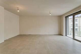 In de nieuwbouwresidentie Duynhuys te Koksijde-Bad, vinden we dit lichtrijk appartement (88,95m²) met 2 slaapkamers en zeezicht te koop. Een unieke kans om te genieten van een toplocatie, vlakbij het strand en op slechts enkele passen van het bruisende centrum. Op zoek naar interessante immo te Koksijde? Lees dan zeker verder!INDELING> 2de verdieping:- inkomhal- 2 slaapkamers geschikt voor dubbel bed - apart toilet- badkamer met douche- lichtrijke leefruimte met open geïnstalleerde keuken en zeezicht vanuit de zitruimte- aparte berging bij de keuken- 2 terrassen De gemeenschappelijke fietsenstalling en de parkeergelegenheid via een autolift maken het project niet alleen praktisch, maar ook uiterst comfortabel. Nog meerdere appartementen beschikbaar!Geniet van de perfecte combinatie van rust, natuur en de levendige kust, alles binnen handbereik. Residentie Duynhuys schenkt u het beste van wat Koksijde te bieden heeft.Interesse in residentie Duynhuys te Koksijde? Aarzel zeker niet contact op te nemen met de dossierverantwoordelijke Sarah Velle via 0470 10 52 78 of sarah.velle@dewaele.com.Bestuursmaatregelen in het maatregelenregister: nee