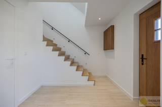 <strong>IDEALIS VASTGOED – Schitterend volledig vernieuwde woning (+- 220m²) met een heerlijke open leefruimte, 3 ruime slaapkamers, luxueuze badkamer, ruime wasplaats op een fijn zuid georiënteerd perceel! Dit heerlijke huis bevindt zich op een knap perceel van 8a 69ca in een heerlijk rustige en groene omgeving! - EEN MUST VISIT! -<br /><br />LIGGING: </strong><br />Deze woning bevindt zich op een heerlijk perceel met veel privacy in een rustige, doodlopende en aangename woonstraat, doch perfect gelegen t.o.v. het Noorderhart Maria Ziekenhuis, het Nolimpark en de A24. De centrale ligging biedt een vlotte bereikbaarheid van scholen, supermarkten en andere commerciële gelegenheden. Tevens is de Nederlandse grens op slecht enkele minuten bereikbaar!!<br /><br /><strong>INDELING: </strong><br />Gelijkvloers:<br />Inkomhal met een in eik beklede trap naar de verdieping – gastentoilet - een indrukwekkend mooie open en lichtrijke woonkamer voorzien van parketvloeren met zit- en eetgedeelte, een apart bureelgedeelte en met als kloppend hart een heerlijke keuken voorzien van alle comfort – achterinkom met toegang tot een fantastische wasruimte voorzien van maatwerkkasten, wasmachine en droogkast inbegrepen! –<br /><br />Eerste verdieping:<br />Ruime nachthal – 2 slaapkamers voorzien van airco, tv- en internetaansluitingen – nachttoilet – uitzonderlijk knappe badkamer met een dubbele lavabo, ligbad, inloopdouche én een zee aan opbergruimte door middel van maatwerkkasten -<br /><br />Tweede verdieping:<br />Ruime derde slaapkamer tevens ook voorzien van airco, tv- en internetaansluiting – technische berging -<br /><br />- Koele kelder<br /><br /><strong>Tuin: </strong><br />- Zeer ruime en volledig heraangelegde tuin van 8a 69ca – Zuid georiënteerd – Garagegebouw/Werkhuis (toegankelijk met de wagen langs de achterzijde via een servitudeweg) – voldoende parkeergelegenheid - veel privacy! -<br /><br /><strong>BIJZONDERHEDEN:</strong><br />- Volledig vernieuwde en uiterst hoogwaardig afgewerkte woning!<br />- BEN-woning (E18)<br />- Warmtepompboiler, zonnepanelen, airco units aanwezig<br />- Vloerverwarming<br />- Schitterende keuken (in productie!)<br />- Toffe indeling<br />- INSTAPKLAAR EN DIRECT BESCHIKBAAR!<br /><br /><strong>Stedenbouwkundige Inlichtingen:</strong><br />VG - WG - GMO – GVKR – VV<br /><br /><strong>E-peil : </strong> 28kWh/(m²jaar) <strong>met certificaatnummer :</strong> 72043-G-OMV_2023166721/EP19158/A001/D01/SD001<br /><br /><strong>O-peil: </strong>niet overstromingsgevoelig<br />P-score: A<br />G-score: A<br />Asbestveilig!<br /><br /><strong>Benieuwd naar deze woning? Ons IDEALIS Team geeft U met plezier en steeds vrijblijvend de nodige informatie via e-mail, ter plaatse of op onze kantoren in Peer en Pelt.<br />Wenst U advies omtrent uw eigen woning? Graag plannen wij vrijblijvend met U een afspraak in om onze expertise met U te delen, steeds tot Uw dienst!!<br />Neem contact op met IDEALIS VASTGOED op 011/515 565 of mail naar info@idealisvastgoed.be!</strong><br />