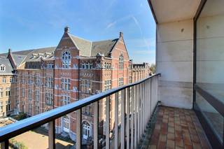 Dicht bij Montgomery Square, op de 6e verdieping van een goed onderhouden gebouw, prachtig appartement met 3 slaapkamers van 142 m² volgens PEB...
