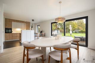 <p><span>Moderne en energiezuinige gezinswoning op ruim perceel te Brecht</span></p><p><span> </span></p><p><span>Ontdek deze instapklare woning uit 2020, gelegen in een rustige en groene buurt op de grens met Brasschaat. </span></p><p><span>Dankzij haar uitstekende ligging – vlak bij de oprit van de autostrade – combineert ze landelijke rust met een vlotte bereikbaarheid.</span></p><p><span> </span></p><p><span>Met een bewoonbare oppervlakte van ca. 172 m² op een perceel van 1.235 m² biedt deze woning vier ruime slaapkamers, een stijlvolle badkamer met bad en douche en een open leefruimte met veel lichtinval en zicht op de tuin. </span></p><p><span>De moderne keuken is volledig uitgerust en vormt samen met de eet- en zithoek een aangename, open leefomgeving. Aansluitend bevindt zich een praktische berging met wasruimte.</span></p><p><span> </span></p><p><span>De masterbedroom beschikt over een aansluitende dressing, en de zolder biedt extra opbergmogelijkheden.</span></p><p><span>Buiten geniet u van een royale tuin die uitnodigt tot ontspanning, spel of tuinieren – een ideale plek voor gezinnen of wie graag buiten leeft.</span></p><p><span> </span></p><p><span>Extra:</span></p><ul><li><span>EPC A!</span></li><li><span>Instapklaar</span></li><li><span>Moderne afwerking</span></li><li><span>Apart gastentoilet</span></li><li><span>Ruime tuin</span></li><li><span>Topligging</span></li></ul><p><span>Deze woning biedt een unieke balans tussen hedendaags comfort, energiezuinig wonen en een rustige omgeving. Dankzij haar doordachte indeling, stijlvolle afwerking en royale perceelgrootte vormt ze de ideale thuis voor gezinnen die ruimte, rust en kwaliteit weten te waarderen. Een eigendom dat uitnodigt om meteen in te trekken en zorgeloos te genieten.</span></p><p><span> </span></p>