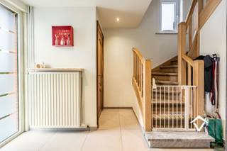 Deze instapklare, gerenoveerde woning is gelegen in een rustige kindvriendelijke woonwijk 'T Biezenhof. Met zijn topligging is het centrum van Roeselare, vele winkels, ontspanningsmogelijkheden en de autosnelweg nabij. <br /><br />De woning zelf beschikt over, op het gelijkvloers: voortuin - inkomhal - toilet - lichtrijke woonkamer - keuken met eiland en aparte berging - ruime wasplaats en garage met oprit - terras - tuin - tuinhuis - parkeerplaats voor de garage. <br />Op de eerste verdieping hebben we: 3 grote slaapkamers - badkamer met instapdouche en meubel. Toegang tot de geïsoleerde zolder. <br /><br />Troeven:<br />- Attest goedgekeurde elektriciteit. <br />- Regenwater 7.500l <br />- 12 Zonnepanelen, laadpaal aanwezig<br />- Rustige, optimale ligging<br />- Gunstig EPC<br />- Instapklaar! <br />- Rolluiken aanwezig<br /><br />Plan nu je bezoek in! Misschien wordt deze rustig gelegen woning wel uw droomwoning.