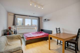 Deze charmante studio bevindt zich in het centrum van Leuven.Het bestaat uit een leefruimte met open, geïnstalleerde keuken en ruime badkamer met...