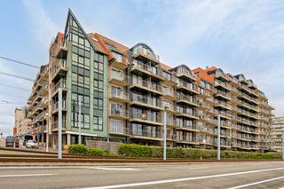 In en uit rijden via de Franslaan, vlak aan de Sint-Bernarduskerk.<br />De garage ligt op verdieping -1 en is gemakkelijk toegankelijk.<br /><br /><strong><u>Afmetingen:</u></strong><br />- 2m70 breed<br />- 5m10 diep<br />- 2m12 breedte poort<br />- 2m06 hoogte onder poort