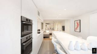 Mooi appartement nabij de Dumortierlaan en het Lichttorenplein!Dit stijlvol gelijkvloers appartement werd volledig vernieuwd met hoogwaardige...