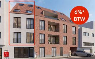 <p>Ontdek deze ruime <strong>triplex-woning</strong> binnen een kwalitatief nieuwbouwproject ‘Stationshof’ in Sint-Gillis-Waas — een unieke combinatie van ruimte en <strong>hoogstaand wooncomfort</strong>.</p><p>Deze exclusieve triplex biedt een uitzonderlijke woonbeleving, verdeeld over drie doordachte woonlagen die elk inspelen op licht, ruimte en functionaliteit.</p><ul><li><p>Eerste verdieping: een open en lichtrijke leefruimte met zithoek en keuken, aangevuld met een ruim terras.</p></li><li><p>Tweede verdieping: een royale master bedroom met ensuite dressing en badkamer, ontworpen als een comfortabele privéverdieping.</p></li><li><p>Derde verdieping: twee volwaardige slaapkamers en een tweede badkamer, ideaal voor gezin, gasten of in te richten als thuiskantoor.</p></li></ul><p> </p><p>Het project wordt toekomstgericht gebouwd, met oog voor hedendaagse architectuur, energie-efficiëntie en flexibiliteit in gebruik. </p><p>De centrale ligging in Sint-Gillis-Waas garandeert vlotte bereikbaarheid en de nabijheid van natuur voor een ontspannende weekendwandeling.</p><p>Een <strong>slimme investering</strong> voor wie voor wie op zoek is naar een eigentijdse woning, zonder tuinonderhoud.</p><p>Een parkeerplaats kan aangekocht worden tegen een meerprijs van 25.000 EUR.</p>