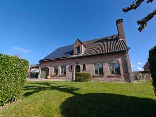 <br />🏡 UIT DE HAND TE KOOP – GEEN IMMO<br /><br />📅 Kijkdagen op afspraak: 25/04 & 26/04<br /><br />Te koop: Volledig gerenoveerde, ruime Villa in het landelijke Deftinge (13a 30ca)<br />Ontdek deze instapklare, luxueuze villa in een rustige, groene omgeving – perfect voor wie comfort, ruimte en mogelijkheden zoekt!<br /><br />Indeling gelijkvloers:<br />Ruime inkomhal<br />Bureau / slaapkamer / ruimte voor zelfstandige praktijk of activiteit<br />Badkamer met douche en toilet<br />Lichtrijke, ruime living met open haard, airconditioning en warmtepomp voor optimaal comfort<br />Veranda met open, volledig vernieuwde keuken voorzien van vloerverwarming<br />Aansluitende berging<br />Garage<br /><br />Indeling bovenverdieping:<br />Grote nachthal<br />Ruime living of mogelijkheid tot extra slaapkamers<br />3 volwaardige slaapkamers (waarvan één reeds voorzien van aansluitingen voor het installeren van een keuken)<br />Badkamer met ligbad<br />Berging<br />Ruime zolder<br />Ideaal in te richten als kangoeroewoning of tweede woonunit<br />Buitenruimte:<br />Prachtig aangelegde tuin 🌳<br />Fruitboomgaard 🍎<br />Eiken bijgebouw met terras, volledig voorzien van nutsvoorzieningen<br />Buitendouche 🚿<br />Voorziening en ruimte voor een privé jacuzzi 💦<br />Zonnepanelen op het dak én extra zonnepanelen met tracker voor maximaal rendement ☀️<br /><br />Troeven van deze woning:<br />Volledig gerenoveerd, instapklaar en afgewerkt met oog voor detail ✨<br />Geschikt voor zelfstandige praktijk of combinatie wonen/werken 💼<br />Veel ruimte en mogelijkheden (o.a. Kangoeroewonen) groot gezin <br />Rustige, landelijke ligging 🌄<br />Groot perceel (13a 30ca)<br />Energiezuinig dankzij warmtepomp en zonnepanelen ⚡<br />Prachtige tuin met extra bijgebouw en wellnessmogelijkheden 🌺<br />EPC: B 🟢<br /><br />💰 Vraagprijs: € 750.000<br /><br />Deze exclusieve woning biedt tal van mogelijkheden voor grote gezinnen, zelfstandigen of wie een combinatie van wonen en werken zoekt.<br />📞 Interesse? Contacteer:<br /><br />Ilse Vercleyen – 0485/698667<br />Graag enkel ernstige kandidaten.<br /><br /><br />