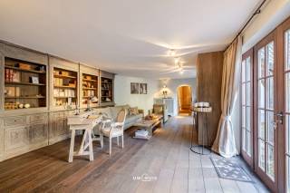 Deze charmante villa met een hoogwaardige afwerking beschikt over 180 m² bewoonbare oppervlakte en is gelegen op een perceel van 210m² in een rustige woonwijk.<br />De woning beschikt over een ruime woonkamer met parket, ingemaakte tv-kast en houtkachel, en een indrukwekkende leefkeuken van maar liefst 50 m² met rood marmeren werkblad en aansluitende eetruimte met gashaard. Verder bevinden zich op het gelijkvloers een ruime slaapkamer met gashaard, een stijlvolle marmeren ensuite badkamer met ligbad en inloopdouche en een dressing met massief houten kasten.<br />Op de eerste verdieping bevindt zich een cinemazaal met surround systeem, die eveneens als tweede slaapkamer kan worden ingericht.<br />Buiten geniet je van een zuidgericht terras en een tweede terras aan de zijkant van de woning.<br />Troeven: 12 zonnepanelen, parketvloeren, centrale verwarming op aardgas, surround systeem doorheen de woning, alarmsysteem en regenwaterput van 3.000 liter.<br />Een bijzondere woning met een unieke combinatie van karakter, comfort en hoogwaardige materialen.<br />Plan vandaag nog uw bezoek en ontdek Kiekenhaag 46 zelf.