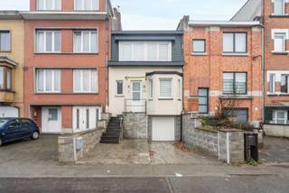 Gelegen nabij openbaar vervoer - invalswegen - winkels en op wandelafstand van het park en centrum Dilbeek.Deze woning bestaat op het gelijkvloers...