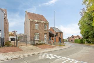 VALIMMAS verkoopt deze zeer mooi en rustig gelegen, volledig gerenoveerde driegevelwoning op ± 20 are met garage en grote tuin... Het...