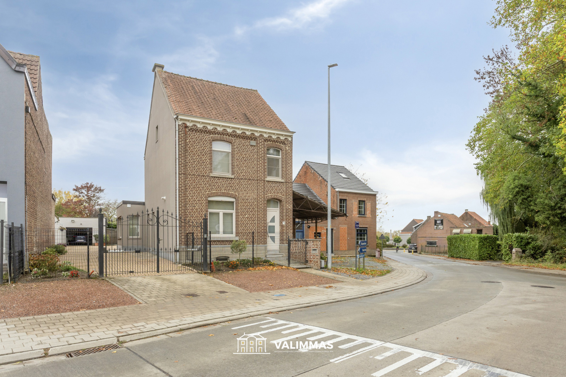 Prachtig gelegen gerenoveerde driegevelwoning met grote tuin - foto 2