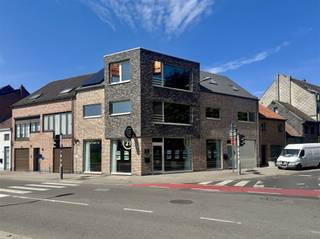 <p>Ontdek dit uitzonderlijk ruime en lichtrijke appartement van maar liefst 119 m², waar comfort en functionaliteit hand in hand gaan. Dankzij de doordachte indeling en kwalitatieve afwerking is dit de ideale woonplek voor wie houdt van ruimte, licht en een centrale ligging.</p><p>Het appartement beschikt over een royale woonkamer met veel lichtinval, die naadloos overgaat in een open, volledig uitgeruste keuken. De badkamer is voorzien van een douche en toilet, en daarnaast is er een praktische en ruime berging aanwezig. Het appartement beschikt momenteel over 1 slaapkamer, maar wordt indien gewenst door de eigenaar opgedeeld in twee slaapkamers van 13 m². Vanuit de slaapkamer heeft u directe toegang tot het aansluitende zonneterras, waar je in alle rust kan genieten van de buitenlucht. Bovendien is het appartement perfect strategisch gelegen in het hartje van Willebroek, met alle voorzieningen binnen handbereik. Als extra troef bevindt het zich in een kleinschalig gebouw met slechts drie eenheden, wat zorgt voor zeer lage maandelijkse lasten.</p><p>Dit appartement combineert een royale oppervlakte met een topligging en lage kosten, wat het een unieke opportuniteit maakt voor zowel eigen bewoning als investering. Een bezoek zal je meteen overtuigen van de charme en het potentieel.</p>