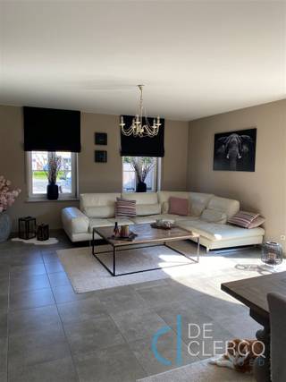 Deze prachtige villa is gelegen in Lochristi met vlotte verbindingswegen en openbaar vervoer nabij én onmiddellijk beschikbaar! U betreedt de woning...