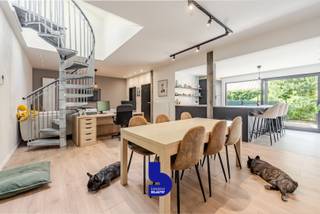 Instapklare en verrassend ruime woning met garage en tal van mogelijkheden in OostendeWelkom in de Manestraat 11, rustig gelegen op de Konterdam, net...