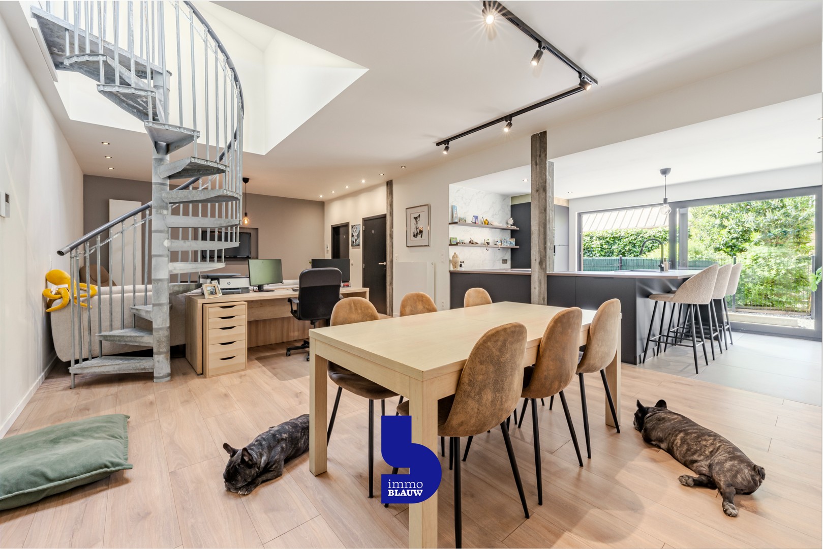 Ruime instapklare woning met grote garage en tuin - foto 3